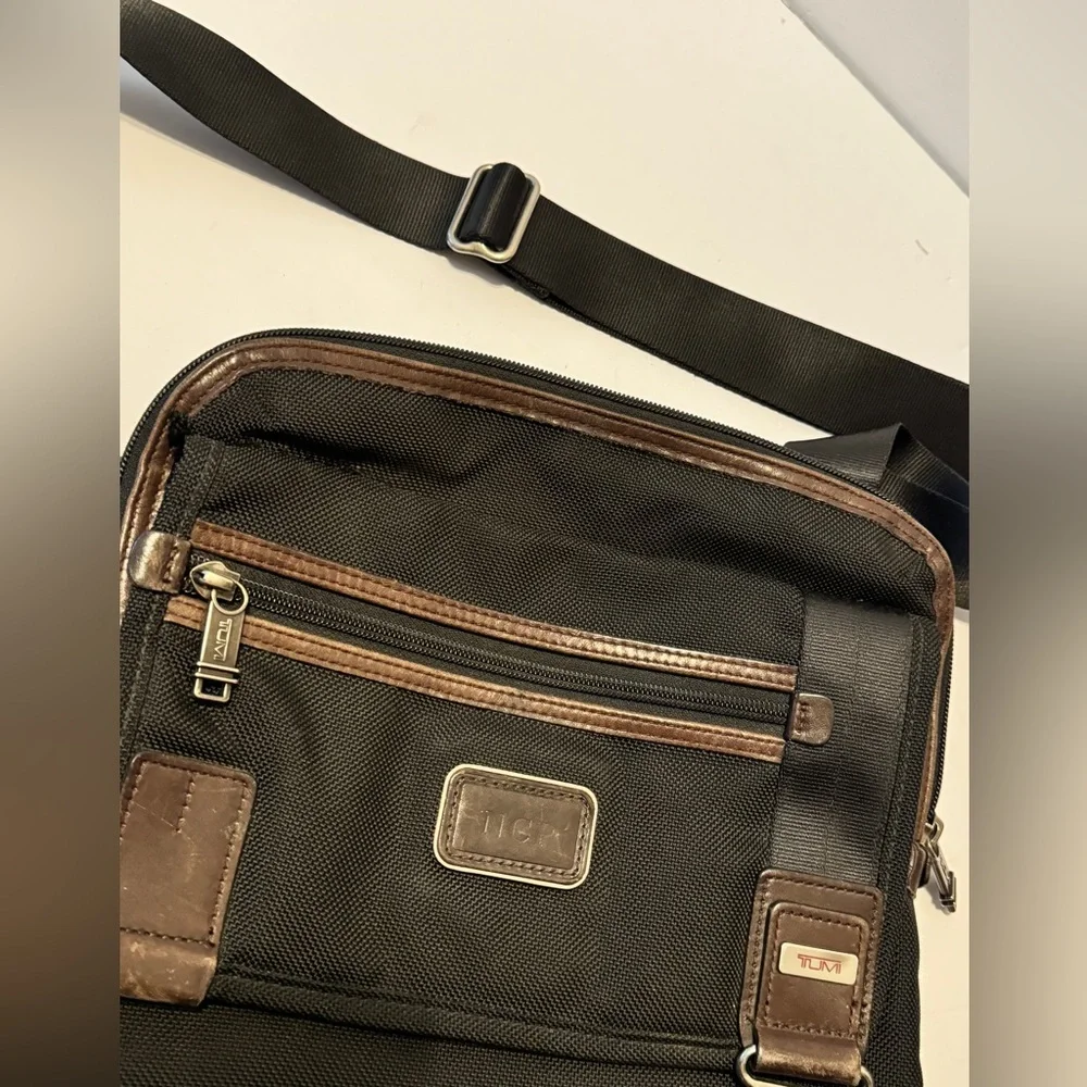 TUMI ALPHA BRAVO ANNAPOLIS CROSSBODY BAG - rarely used